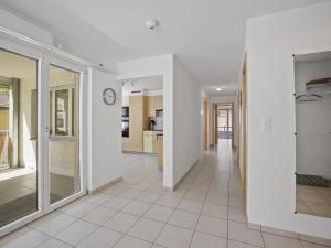 un corridoio con pareti bianche e pavimento piastrellato di Apartment Ruggli by Interhome a Churwalden