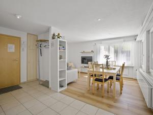 eine Küche und ein Esszimmer mit einem Tisch und Stühlen in der Unterkunft Apartment Ruggli by Interhome in Churwalden