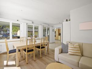 un soggiorno con tavolo, sedie e divano di Apartment Ruggli by Interhome a Churwalden