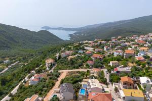 una vista aérea de una pequeña ciudad en las montañas en Perdika Ionion Villas en Perdika