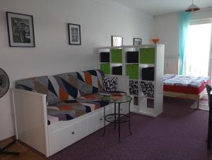 salon z kanapą, łóżkiem i stołem w obiekcie Apartmán Rezidence Čertovka 2121 free parking garage w Karlowych Warach