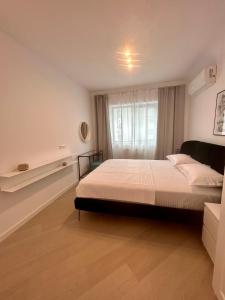 un dormitorio con una cama y una ventana en Luxury residence, en Voluntari