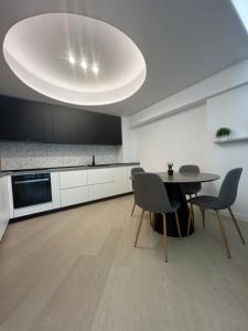 una gran cocina blanca con mesa y sillas en Luxury residence, en Voluntari
