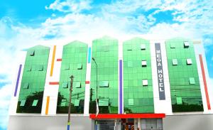 un edificio con un edificio verde e bianco con un cielo di Hotel Mega a Lima