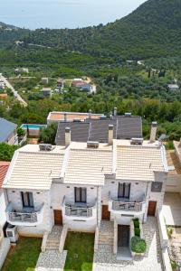 una vista aérea de una gran casa blanca en Perdika Ionion Villas en Perdika