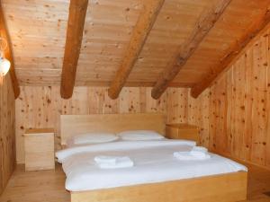 - une chambre avec un lit dans une pièce en bois dans l'établissement Holiday Home Rustico Vista Adula by Interhome, à Olivone