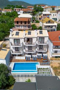 una vista aérea de una casa con piscina en Perdika Ionion Villas en Perdika