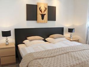 ein Schlafzimmer mit einem großen Bett und zwei Lampen in der Unterkunft Apartment Ehinger by Interhome in Eisenbach
