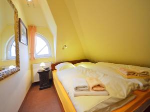 Un pat sau paturi într-o cameră la Holiday Home Kirchhaus by Interhome
