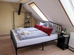 Bett mit roten Kissen auf einem Zimmer in der Unterkunft Apartment Sprejnik by Interhome in Butterberg