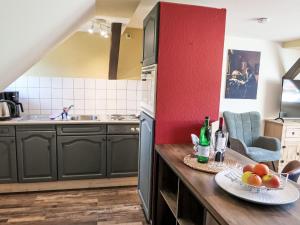 eine Küche mit einer Theke mit einem Obstteller darauf in der Unterkunft Apartment Sprejnik by Interhome in Butterberg + 3 Fotos