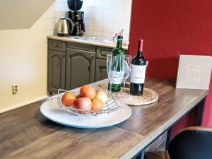 ein Tisch mit zwei Flaschen Wein und einer Schale Obst in der Unterkunft Apartment Sprejnik by Interhome in Butterberg