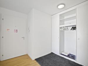 ein leeres Zimmer mit weißen Wänden und einem Schrank in der Unterkunft Apartment Moser by Interhome in Churwalden