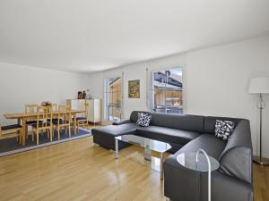 ein Wohnzimmer mit einem Sofa und einem Tisch in der Unterkunft Apartment Moser by Interhome in Churwalden