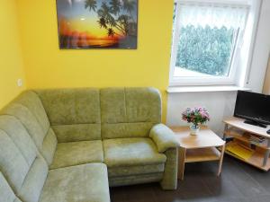 sala de estar con sofá y mesa en Apartment Hoch by Interhome en Neukirch