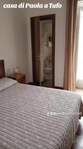 1 dormitorio con 1 cama y baño con aseo en Casa di Paola a Tufo en Santa Paolina