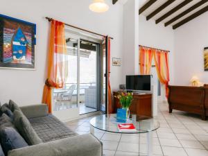 uma sala de estar com um sofá e uma mesa de vidro em Apartment Residence Miralago - Utoring Apt- A8 by Interhome em Piazzogna