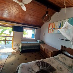 um quarto com 2 camas e uma janela em Saracura em Praia de Araçatiba