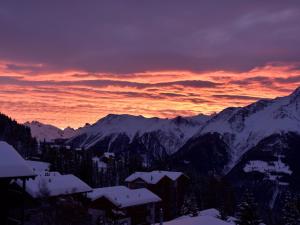 um pôr-do-sol sobre uma serra com montanhas cobertas de neve em Apartment Südlenz 22 by Interhome em Riederalp