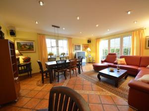 格罗斯齐克Holiday Home Kormoran by Interhome的客厅里有一张沙发和一张桌子。 更多18张照片