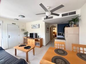 ein Wohnzimmer und eine Küche mit Deckenventilator in der Unterkunft Apartamento Flamingo en Laguna Beach in Vera