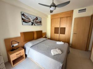 ein Schlafzimmer mit einem Bett und einem Deckenventilator in der Unterkunft Apartamento Flamingo en Laguna Beach in Vera + 32 Fotos