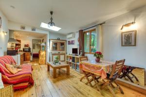 un soggiorno con un tavolo e un divano di Gîte Gaia a Poussan