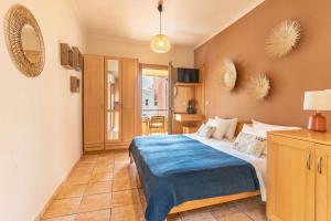 1 dormitorio con 1 cama con manta azul en Lidra Rooms, en La Canea