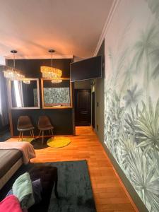- une chambre avec une fresque murale représentant des plantes dans l'établissement Le Chateau De Frankie spas-saunas, à Grand-Reng - Erquelinnes