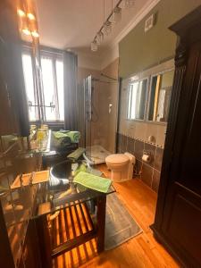 W łazience znajduje się prysznic i toaleta. w obiekcie Le Chateau De Frankie spas-saunas w mieście Grand-Reng - Erquelinnes
