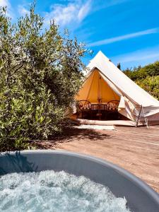 Bazén v ubytování Stecadó Glamping nebo v jeho okolí