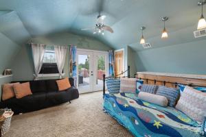 Posezení v ubytování Entire 2br 2ba hilltop view home Sleeps 8 pets 4 acres Jacuzzi Central AC Kingbeds Office Free WiFi Parking Full Kitchen Refrigerator Washer Dryer Furnished Three 3 Large Sunset Dining Patios Grill Stovetop Oven Hiking Wildlife Firepit Quiet very Secluded