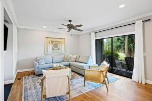 a living room with a blue couch at 4976 Turtle Point in Kiawah Island