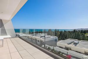 una vista desde el balcón de un edificio en ViVi Homes - Eden Pool, Wellness, Terrace & Sea View, en Mijas Costa 45 fotos más