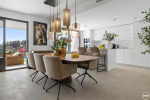 Una cocina y un comedor con mesa y sillas. en ViVi Homes - Eden Pool, Wellness, Terrace & Sea View, en Mijas Costa