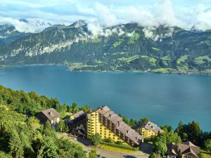 z powietrza widok na ośrodek w pobliżu jeziora w obiekcie Dorint Blüemlisalp Beatenberg/Interlaken w mieście Beatenberg