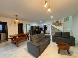uma sala de estar com um sofá e uma mesa em Casa Deluxe 2 Maragogi em Maragogi