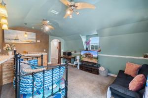 Posezení v ubytování Entire 2br 2ba hilltop view home Sleeps 8 pets 4 acres Jacuzzi Central AC Kingbeds Office Free WiFi Parking Full Kitchen Refrigerator Washer Dryer Furnished Three 3 Large Sunset Dining Patios Grill Stovetop Oven Hiking Wildlife Firepit Quiet very Secluded