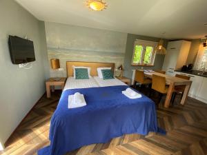 een slaapkamer met een bed met twee handdoeken erop bij Recreatiepark Wiringherlant in Hippolytushoef