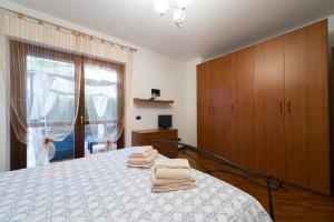 sypialnia z łóżkiem z ręcznikami w obiekcie Domus al Parco Guest House w mieście Fiumicino +37 zdjęć