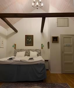 1 dormitorio con cama y techo en Vingårdens Bed & Breakfast, en Helsingborg