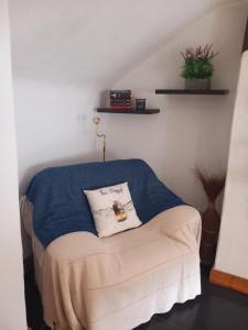 Pokój z łóżkiem z poduszką w obiekcie Eddie's Roadside Thatched Cottage 