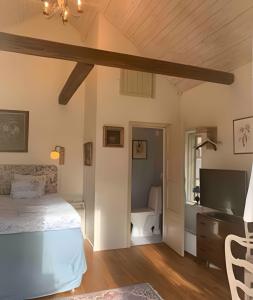a bedroom with a bed and a desk in a room at Vingårdens Bed & Breakfast in Helsingborg