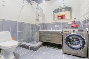 a bathroom with a washing machine and a toilet at Trijų žvaigždučių palapinė Vilniuje in Vilnius
