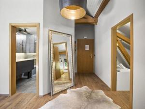 ein Badezimmer mit einem Spiegel und einem Waschbecken in der Unterkunft Apartment Honegger by Interhome in Churwalden