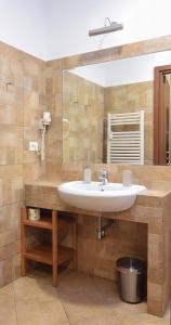 y baño con lavabo y espejo. en B&B Casa Cimabue Roma en Roma