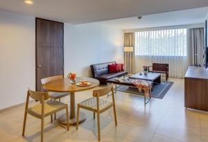 ein Wohnzimmer mit einem Tisch, Stühlen und einem Sofa in der Unterkunft Estelar Villavicencio Hotel & Centro De Convenciones in Villavicencio