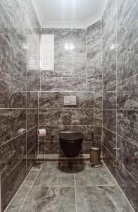 伊斯坦堡的住宿－Manu Startup House，浴室配有黑色浴缸和水槽