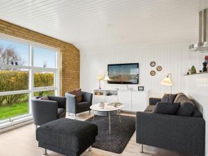 TV a/nebo společenská místnost v ubytování Holiday Home Gudrun - 250m from the sea by Interhome