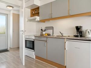 Kuchyň nebo kuchyňský kout v ubytování Apartment Bratko - 300m from the sea by Interhome